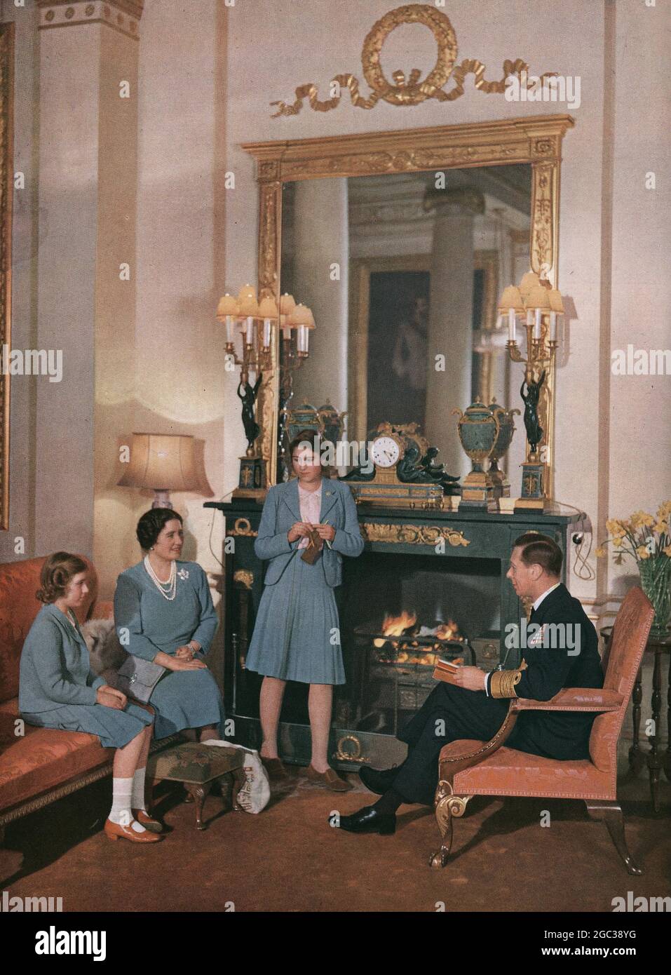 Die königliche Familie zu Hause unterhalten sich König und Königin. Prinzessin Elizabeth strickt und die 11-jährige Prinzessin Margaret Rose hört sich das Gespräch an 1942. Mai ©2004 Topfoto Stockfoto
