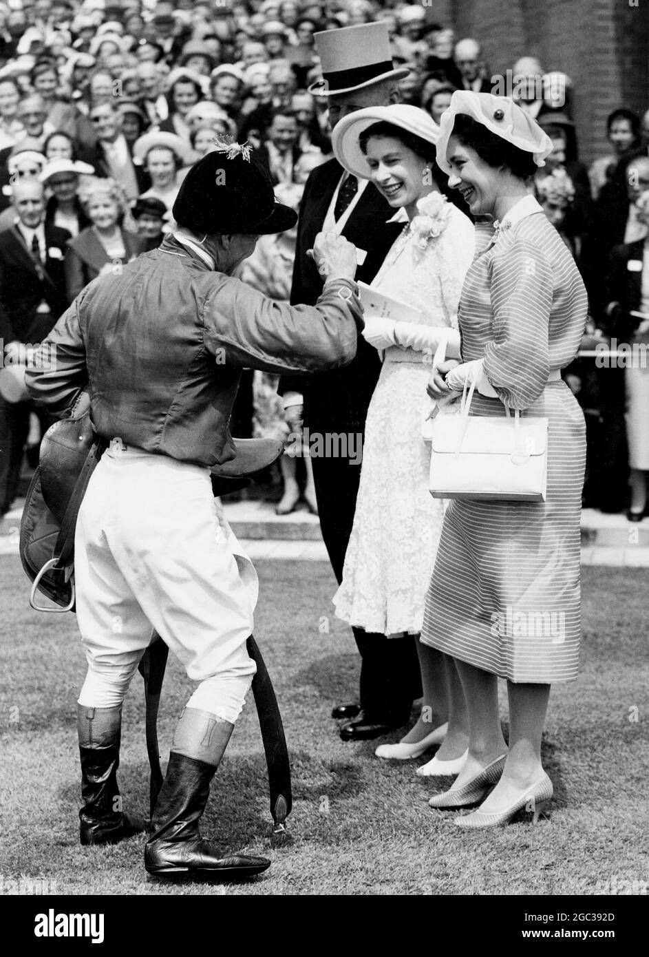 Letzter Tag bei Royal Ascot Jockey E Smith trifft auf H M, die Königin, und seine Königliche Hoheit Prinzessin Margaret im Fahrerlager, nachdem er das Pferd Snow Cat der Königin entsattelt und ihre Glückwünsche zu seinem Sieg bei den Rous Memorial Stakes am 20. Juni 1958 erhalten hatte Stockfoto