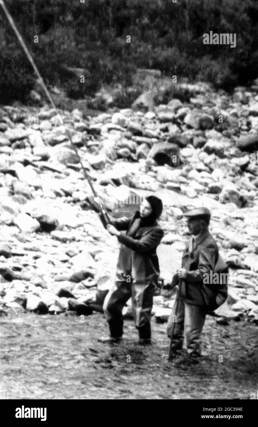 Die Königin fischt nach Lachs, trägt Watvögel, eine Tweed-Jacke und ein Kopftuch die Königin fischt im Fluss Dee auf dem Balmoral Estate. Der Duke of Edinburgh fischte auch 2 Meilen stromabwärts am 29. Mai 1952 Stockfoto Die Königin fischt nach Lachs, trägt Watvögel, eine Tweed-Jacke und ein Kopftuch die Königin fischt im Fluss Dee auf dem Balmoral Estate. Der Duke of Edinburgh fischte auch 2 Meilen stromabwärts am 29. Mai 1952 Stockfoto