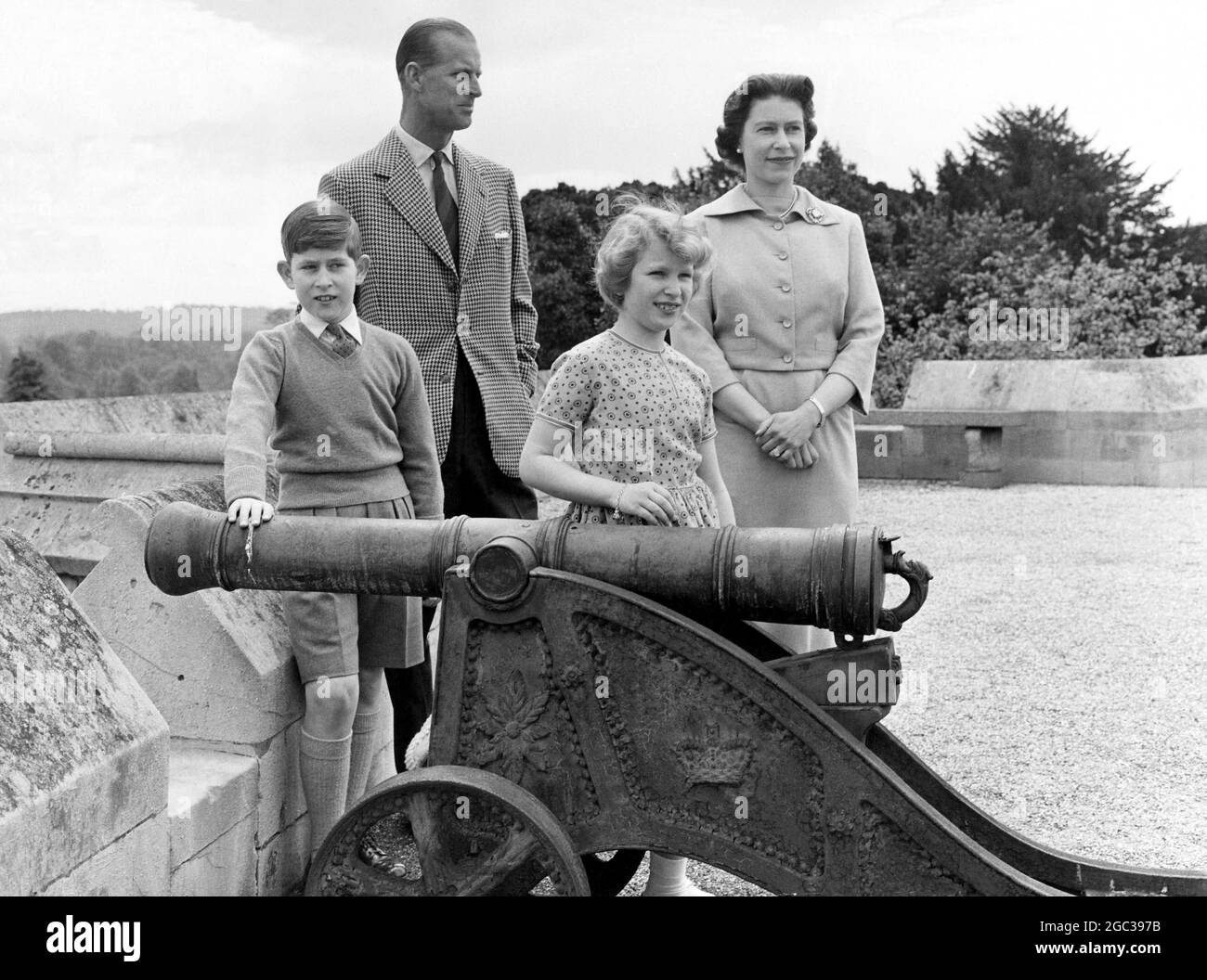 Die Königin Elizabeth II. Mit ihrer Familie im Schloss Windsor auf der East Terrace mit Blick auf den Home Park. Mit einer Kanone aus einem vergangenen Alter 6. Juni 1959 Stockfoto