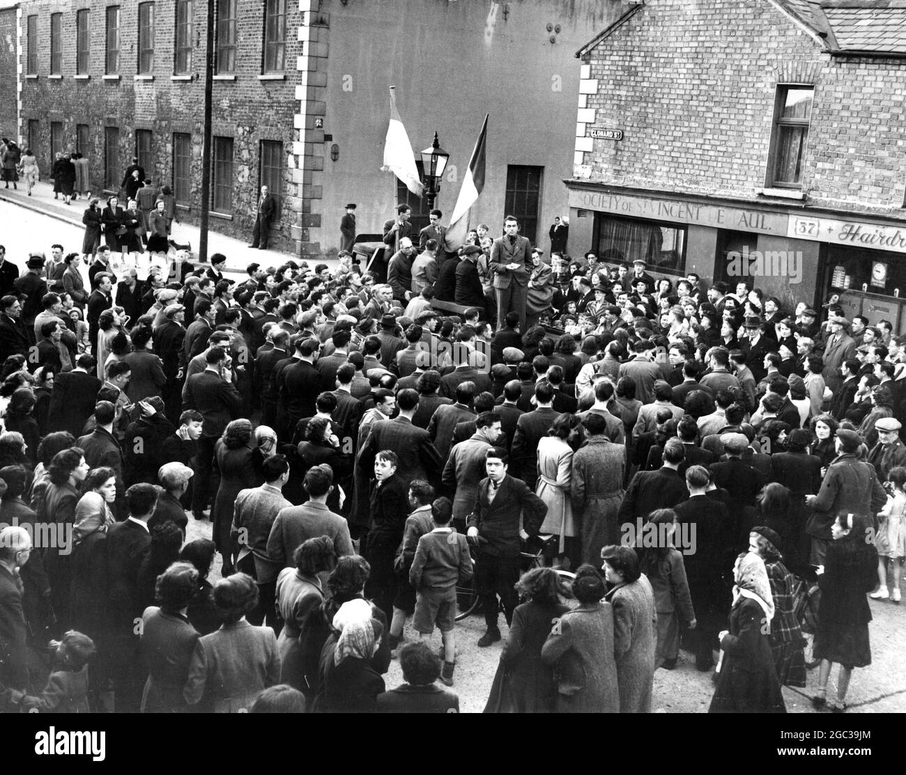 PROTEST GEGEN DEN BESUCH VON ROYAL ULSTER. ORGANISIERT VON SINN FEIN. Belfast: Gegen den Besuch von Königin Elizabeth und Prinzessin Margaret in Nordirland sprechen die Redner in der Clonard Street, Belfast, eine Menschenmenge von etwa 300 Personen an. Auf Anordnung von Mitgliedern der Sinn Fein-Organisation wurden bei dem Treffen auch Redner gegen die Festnahme von 13 Männern als Sicherheitsmaßnahme im Zusammenhang mit dem Besuch protestiert. Das Treffen war ordentlich und die Polizei schaute zu, als die Menge zur Clonard Street marschierte, um dort zu treffen. Juni 1951 Stockfoto