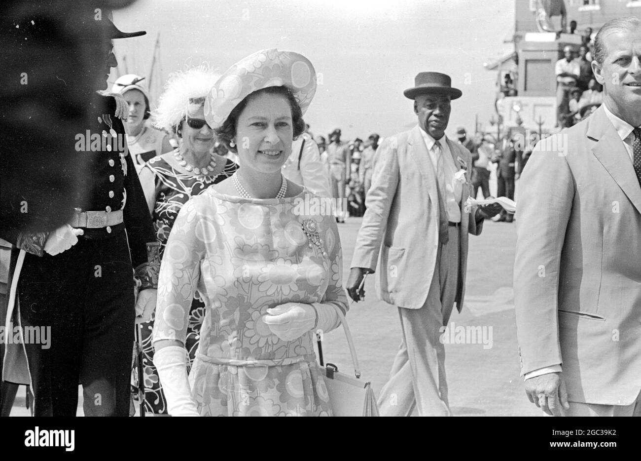 Barbados: Großbritannien Königin Elizabeth II. Und Prinz Philip Duke von Edinburgh, die derzeit auf einer fünfwöchigen Reise durch die Karibik unterwegs sind, werden nach ihrer Ankunft in Barbados am 14. Februar durch die Straßen von Barbados abgebildet. Beachten Sie die Statue von Nelson im Hintergrund, auf dem Weg zum Senatgebäude. 16. Februar 1966 Stockfoto