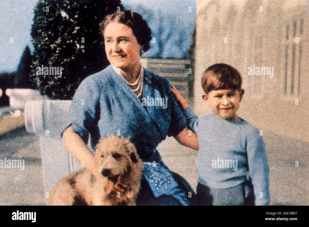 Königin Elizabeth die Königin Mutter mit ihrem Enkel Prinz Charles im Jahr 1954 - Lady Elizabeth Angela Marguerite Bowes-Lyon (4. August 1900 - 30. März 2002) als Königin Elizabeth von 1936 bis 1952 die Königin Consort von König George VI. Des Vereinigten Königreichs und die Mutter seines Nachfolgers war, Königin Elizabeth II., die aktuelle britische Monarchin. Von 1952 bis zu ihrem Tod im Jahr 2002 war ihr offizieller Titel Ihre Majestät Königin Elizabeth die Königin Mutter LG, LT, CI, GBVO, GBE, ONZ, CC, RRC, CD. Sie wurde im Allgemeinen als die Königin-Mutter oder, im Volksmund, die Königin-Mutter bezeichnet. - ©TopFoto Stockfoto