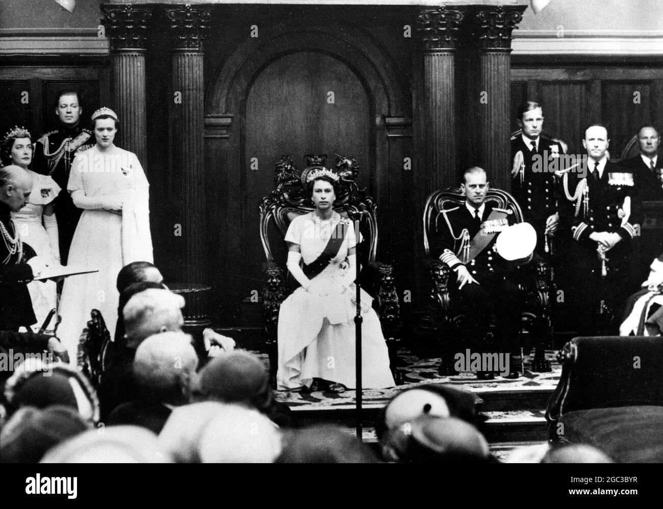 Königin Elizabeth II. Macht Geschichte, denn mit dem Herzog von Edinburgh an ihrer Seite nimmt sie ihren Sitz im tasmanischen Legislativrat ein, um das Landtagsparlament in Hobart im März 1954 zu eröffnen Stockfoto