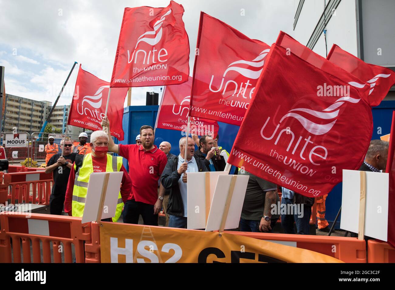 London, Großbritannien. August 2021. Mitglieder der Gewerkschaft Unite protestieren vor der Baustelle von Euston für die Hochgeschwindigkeits-Eisenbahnverbindung HS2 bezüglich des gewerkschaftlichen Zugangs zu Bauarbeitern, die Tunnelabschnitte für das Projekt bauen. Unite behauptet, dass der von Skanska, Costain und Strabag gegründete Joint-Venture-Auftragnehmer SCS von HS2 im Widerspruch zum HS2-Abkommen den „ungehorsamen“ Gewerkschaftszugang zu HS2-Bauarbeitern behindert habe. Kredit: Mark Kerrison/Alamy Live Nachrichten Stockfoto