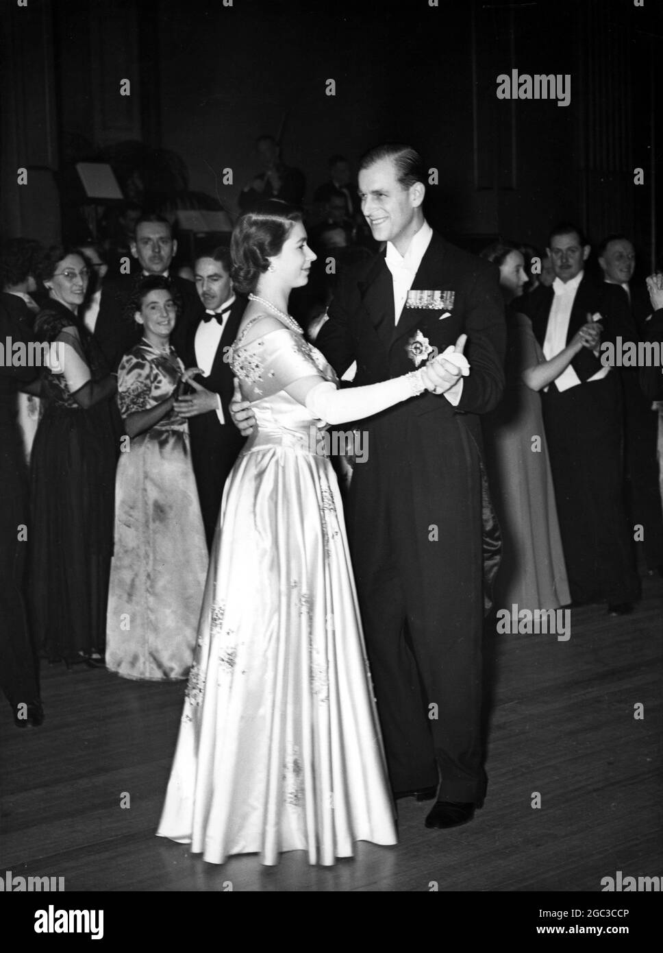 Der Fox Trab tanzte von der Queen Elizabeth, dann Prinzessin Elizabeth und dem Herzog von Edinburgh bei einem Empfang und Tanz für Jugendleiter in den Versammlungsräumen Edinburgh 2. März 1949 Stockfoto