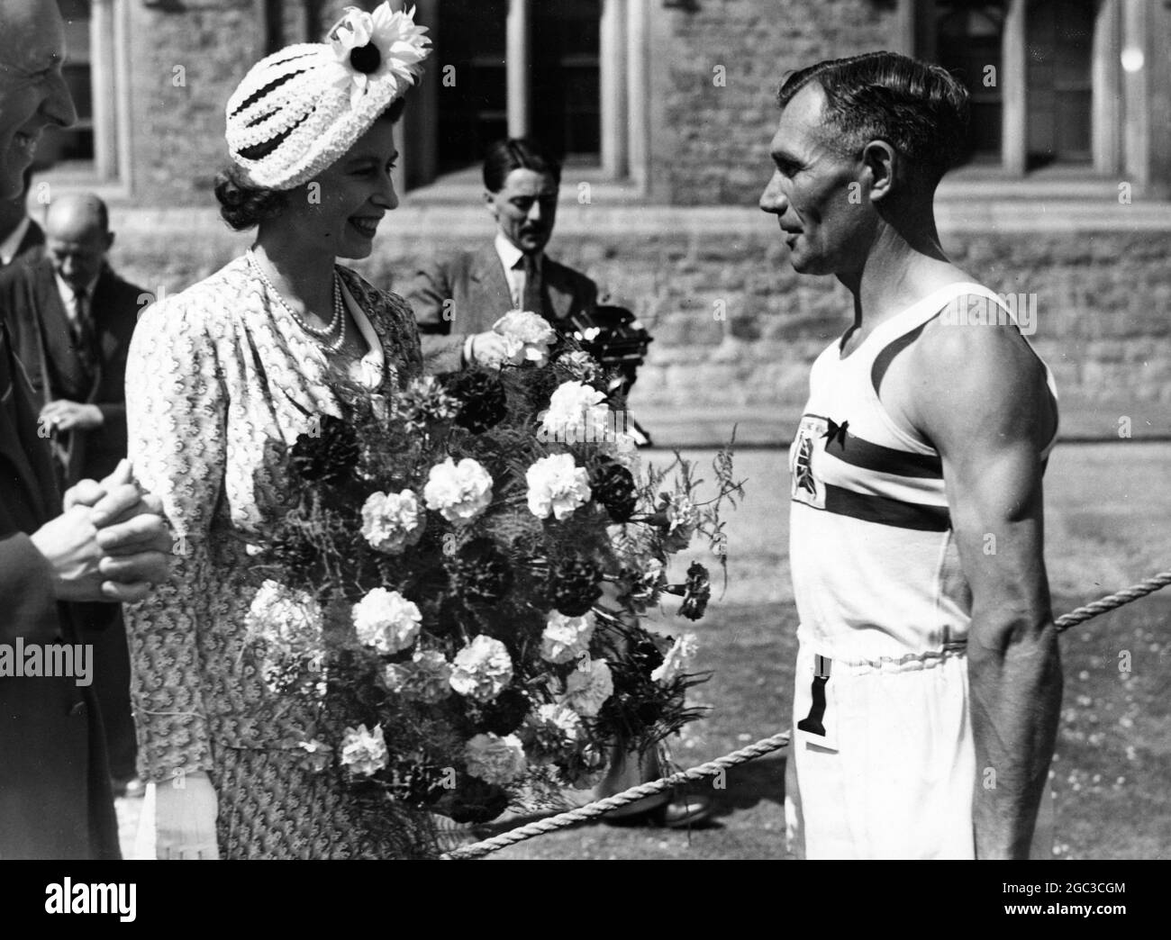 Prinzessin Elizabeth chattet mit J T Holden, dem Sieger des letztjährigen Rennens am 18. Juni 1949 Stockfoto