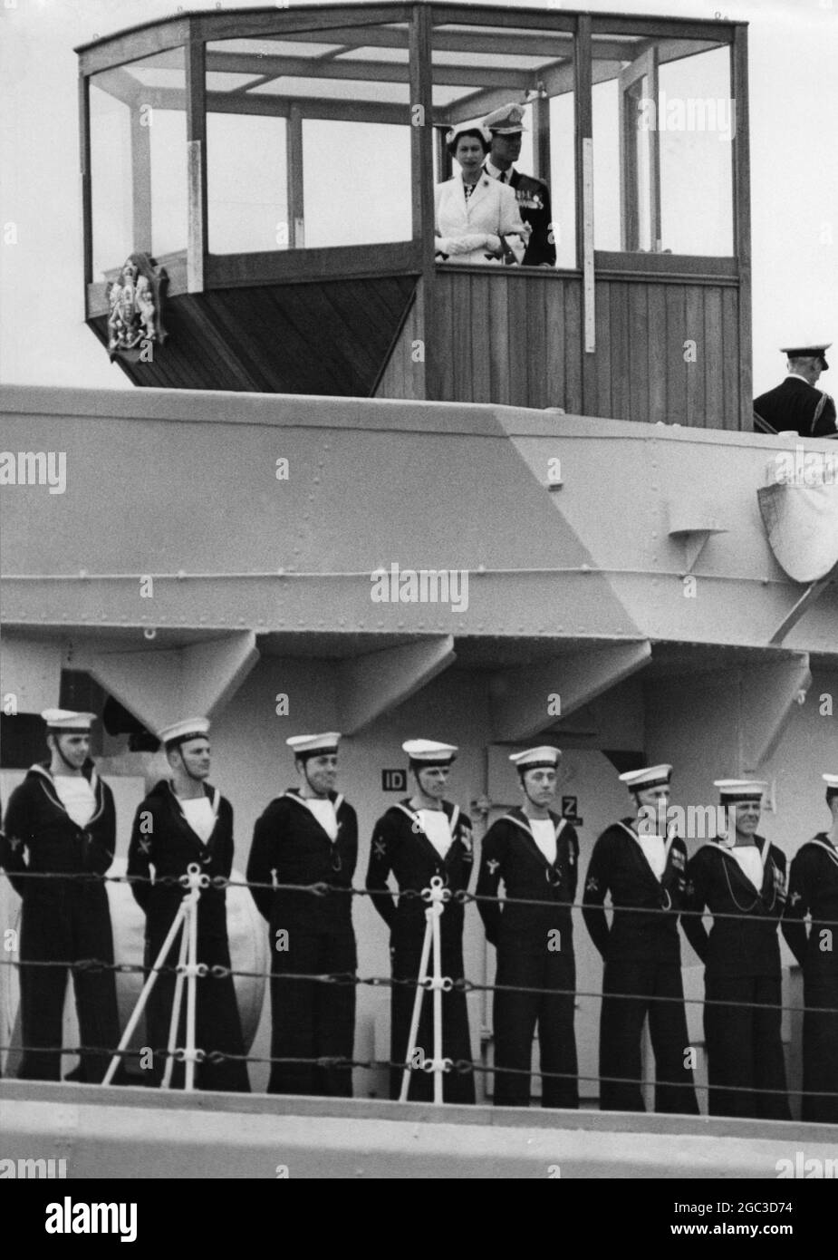 Königin Elizabeth, die von dem Herzog von Edinburgh begleitet wird, blickt von der glasüberdachten Salutschachtel herab, als die Royal Yacht Surprise Portsmouth verlässt, um ihre Flotte und ihre ausländischen Kriegsschiffe am Spithead 15. Juni 1953 zu überprüfen Stockfoto