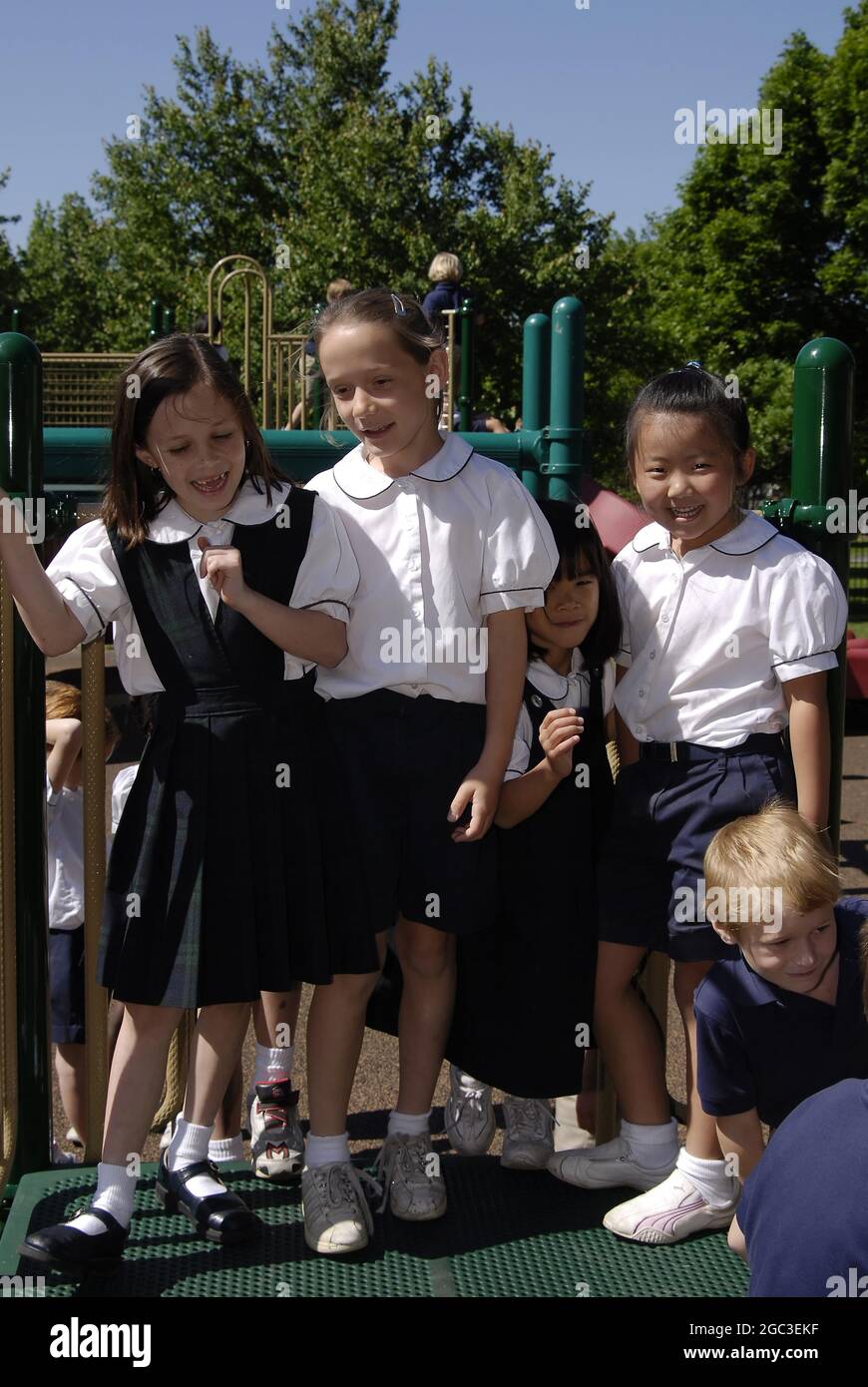 Viele katholische Grundschüler spielen auf dem Schulhof in St. Charles, Missouri Stockfoto