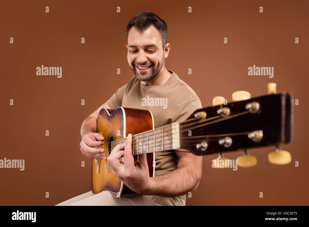 Foto Portrait Brunet Mann In Pastell T Shirt Spielen Gitarre Country Musik Isoliert Braunen Hintergrund Stockfotografie Alamy