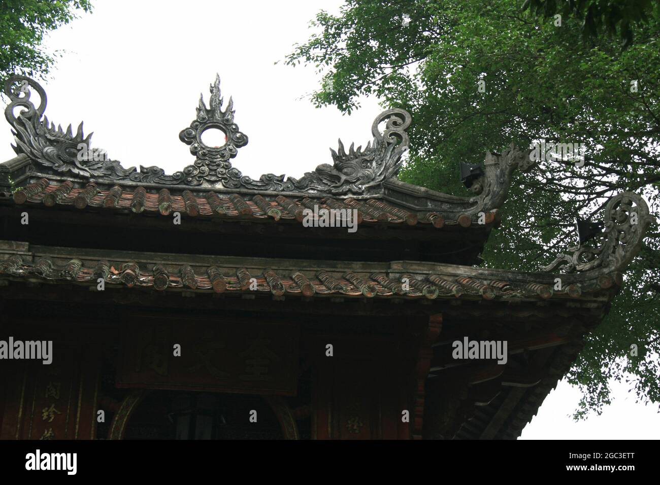 Dach eines Pavillons in einem Tempel in hanoi (vietnam) Stockfoto