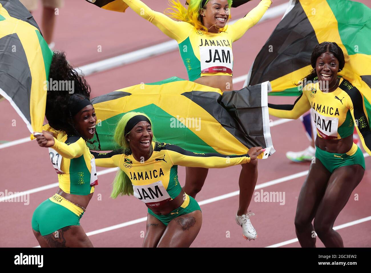 Tokio, Japan. August 2021. Die Teammitglieder von Jamaika feiern nach dem 4x100-m-Finale der Frauen bei den Olympischen Spielen 2020 in Tokio, Japan, 6. August 2021. Quelle: Jia Yuchen/Xinhua/Alamy Live News Stockfoto