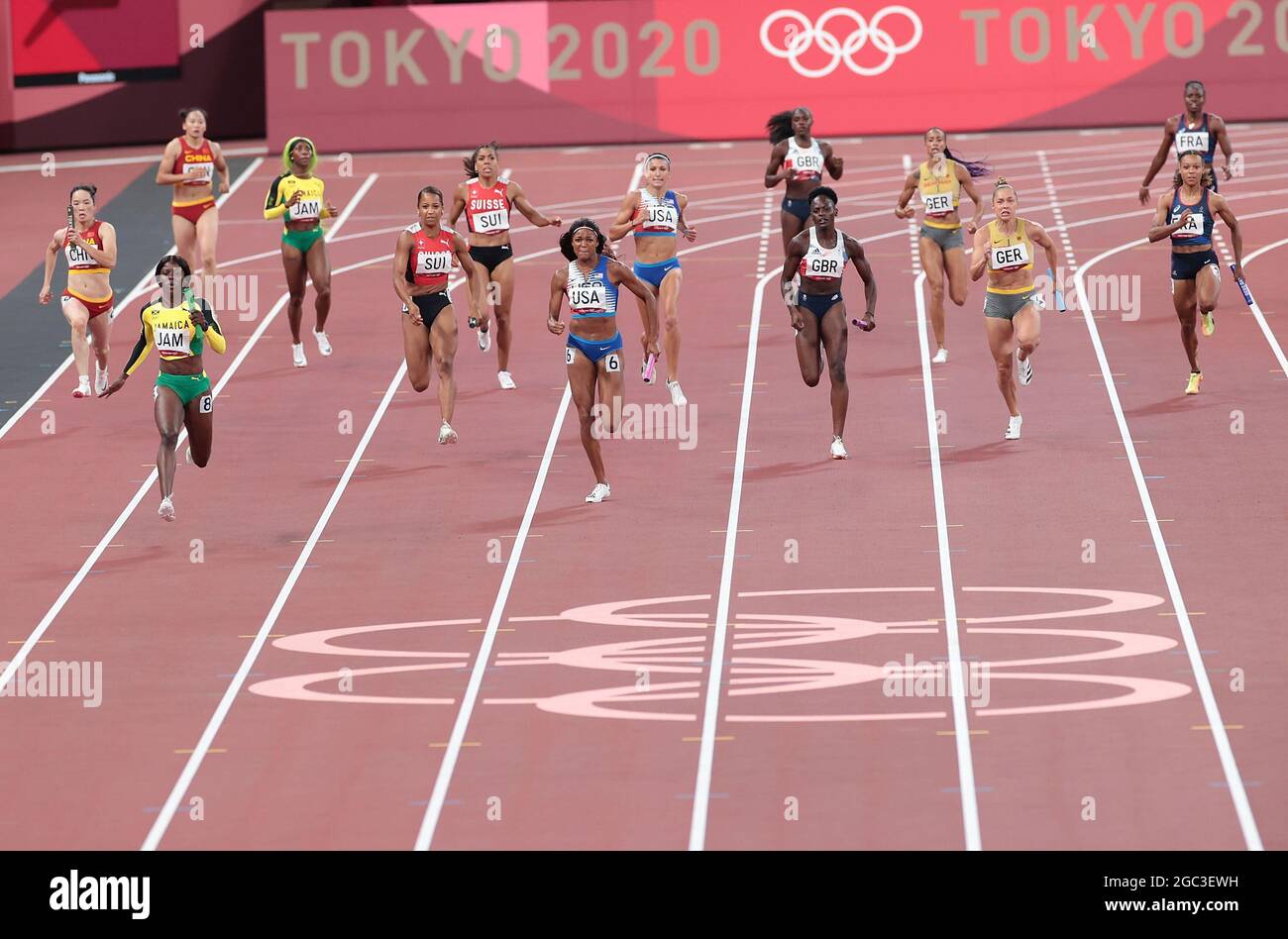 Tokio, Japan. August 2021. Athleten treten beim 4x100-m-Finale der Frauen bei den Olympischen Spielen 2020 in Tokio, Japan, am 6. August 2021 an. Quelle: Jia Yuchen/Xinhua/Alamy Live News Stockfoto
