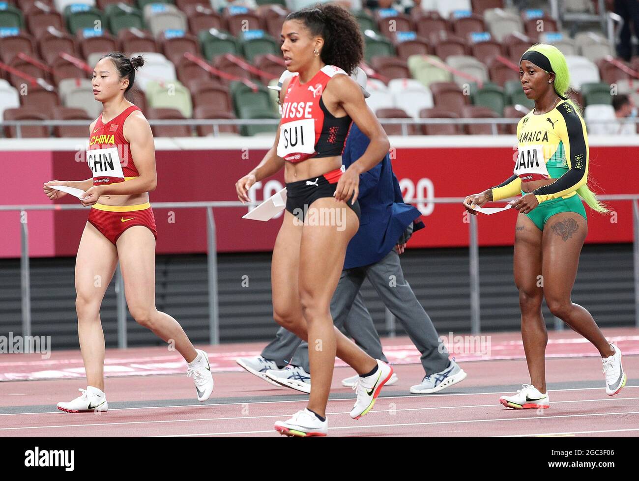 Tokio, Japan. August 2021. Athleten reagieren vor dem 4x100-m-Finale der Frauen bei den Olympischen Spielen 2020 in Tokio, Japan, 6. August 2021. Quelle: Jia Yuchen/Xinhua/Alamy Live News Stockfoto