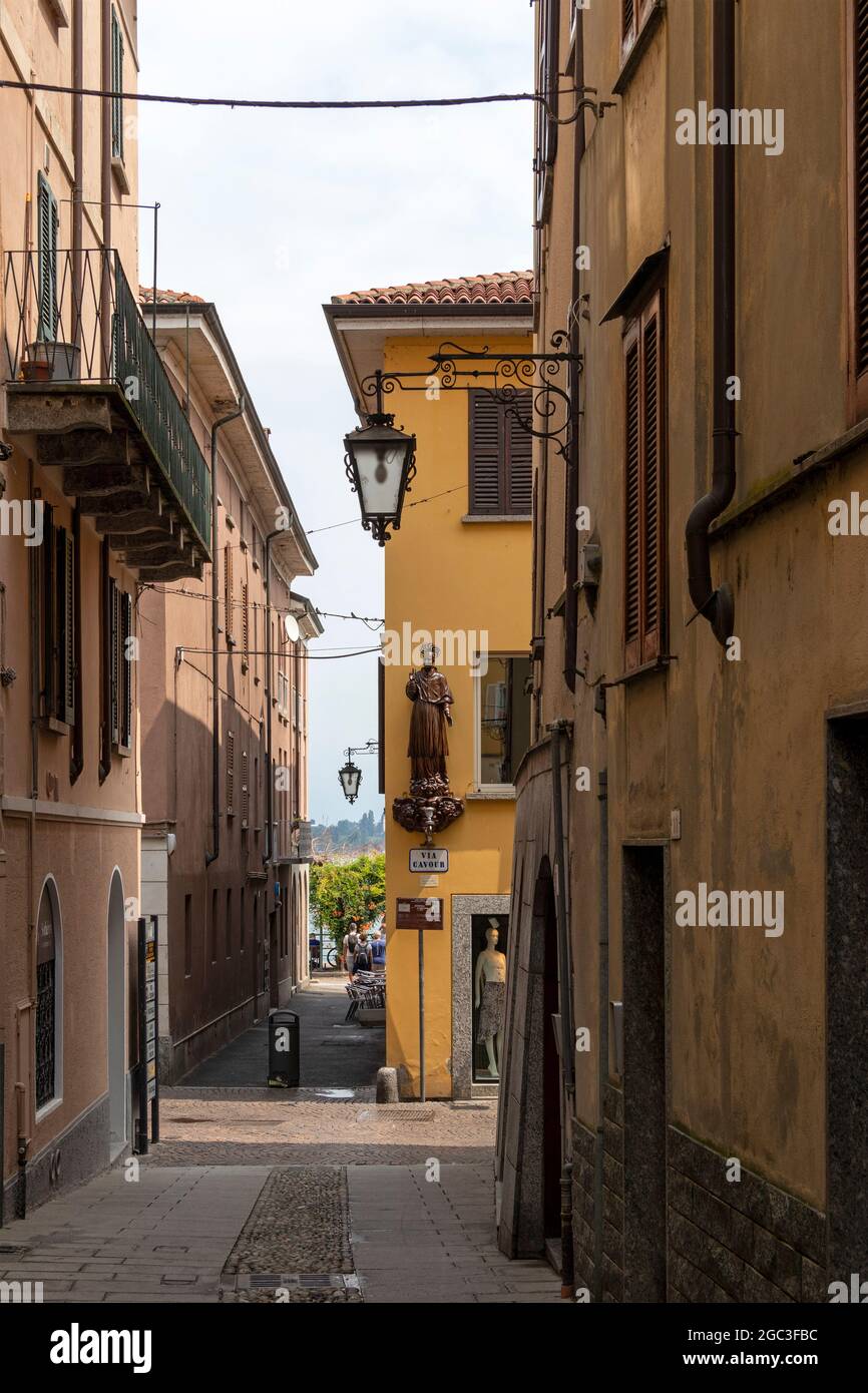 Gasse in der Altstadt, Arona, Lago Maggiore, Piemont, Italien Stockfoto