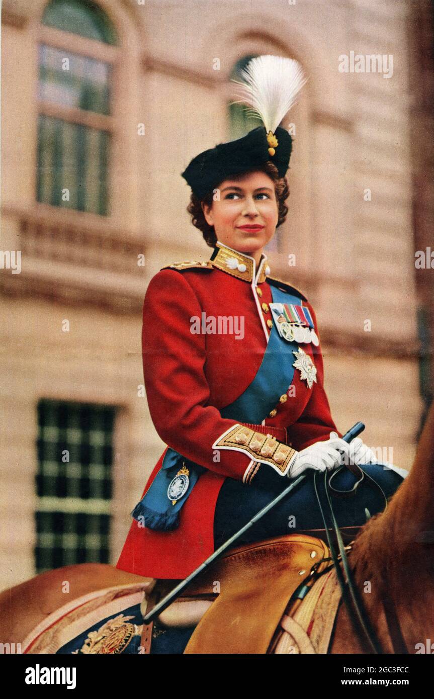 Souvenir-Poster von Prinzessin Elizabeth als Oberst der Grenadier-Garde beim Trooping der Farbe. Sie trug das Band des Garters und einen Tricorne-Hut, der nach dem Stil der Wachen von 1745 kopiert wurde. 1952 Stockfoto