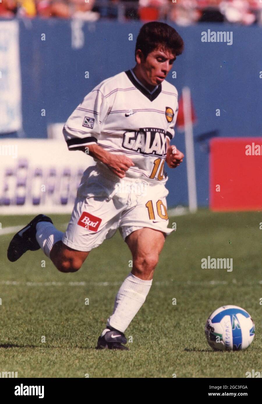 El Salvador Fußballstar Mauricio Cienfuegos spielt 1998 für die Los Angeles Galaxy Stockfoto