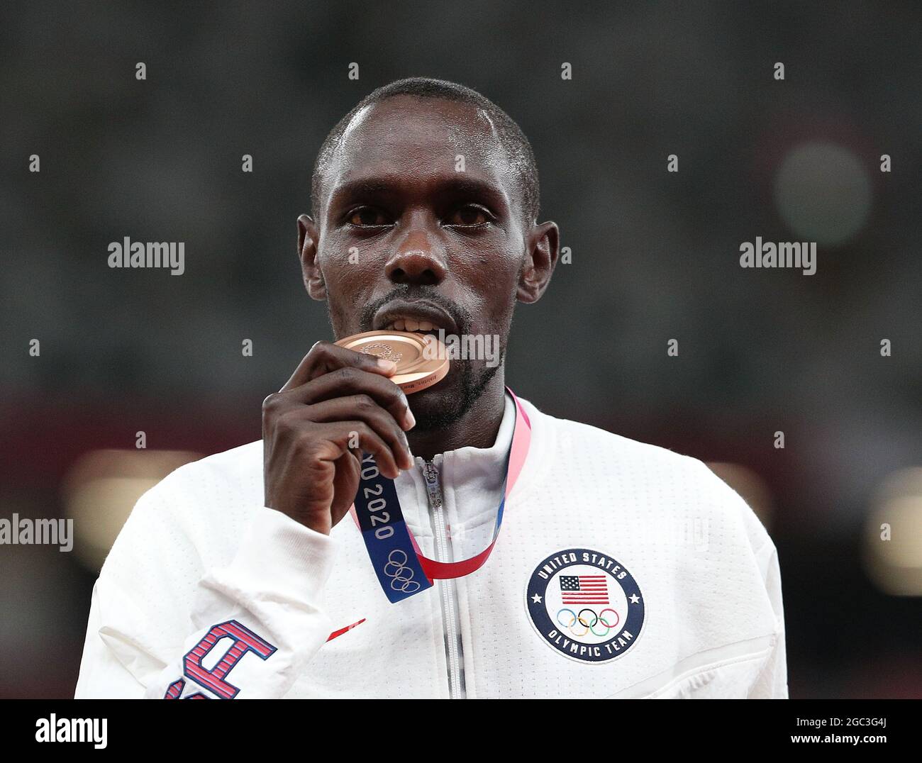 Tokio, Japan. August 2021. Paul Chelimo aus den Vereinigten Staaten reagiert während der Verleihung der 5000-Meter-Männer bei den Olympischen Spielen 2020 in Tokio, Japan, am 6. August 2021. Quelle: Li Ming/Xinhua/Alamy Live News Stockfoto