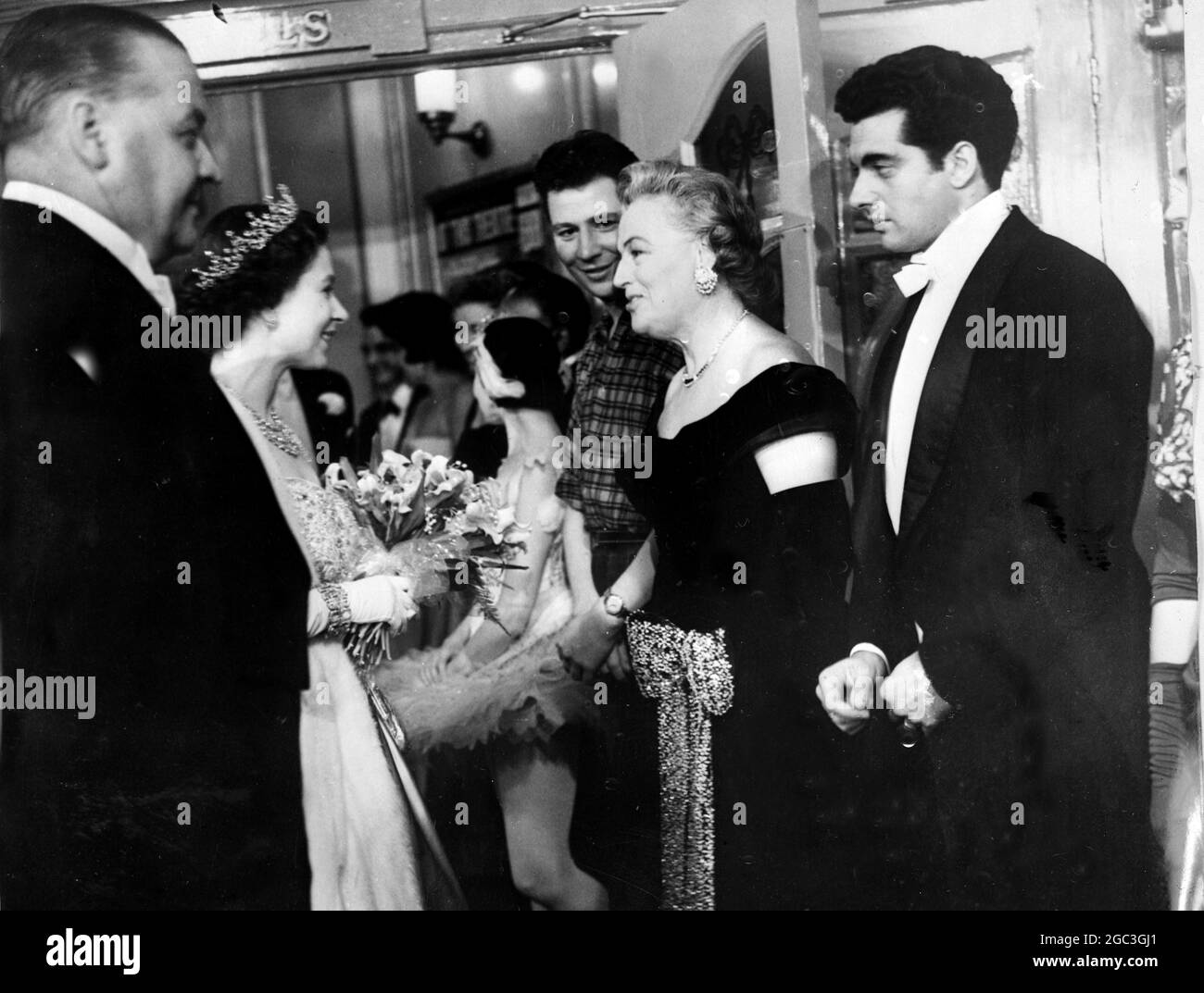 Königin Elizabeth II chattet mit Gracie Fields, die in ihrer 8. Royal Show auftraten. Auf der anderen Seite sehen wir den Komiker Max Bygraves (links) und die Sängerin Frankie Vaughan (rechts), als The Queen am 19. November 1957 die Stars der Royal Command Variety Show in London traf. ©TopFoto Stockfoto