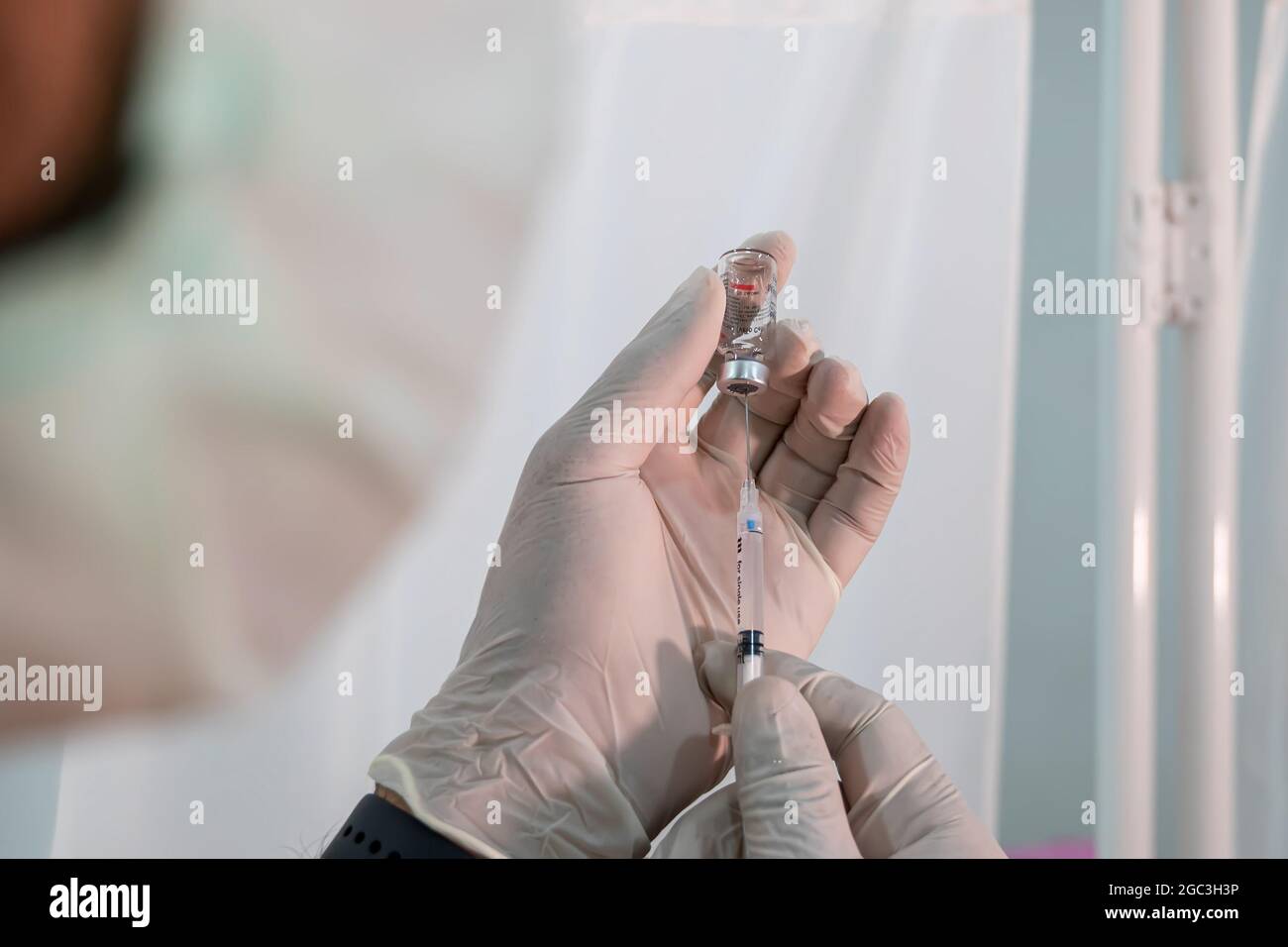 Sinovac-Coronavirus-Impfstoff und Spritze in der Flasche oder im Fläschchen zur Injektion in die Hände des Arztes. Covid-19, SARS-Cov-2-Prävention Stockfoto