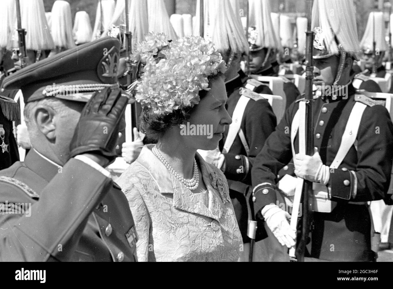 Santiago, Chile: Britians Königin Elizabeth II., die vom chilenischen Verteidigungsminister Tulio Marambio begleitet wird, überprüft eine Ehrenwache, als sie am 12. November während des Besuchs des britischen Königsstaates in Chile das Bernardo O'Higgins Monument in Santiago besuchte. 15. November 1968 Stockfoto