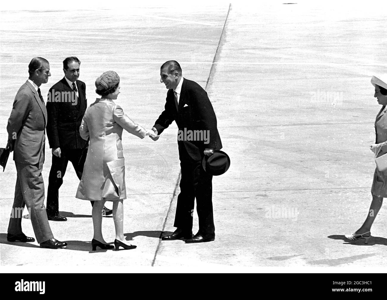Santiago, Chile: Britians Königin Elisabeth II. Wird vom chilenischen Präsidenten Eduardo frei (rechts) begrüßt, als sie und der Herzog von Edinburgh (links) am 11. November zum Beginn ihres Staatsbesuchs in Chile am Flughafen von Santiago eintrafen. 13. November 1968 Stockfoto