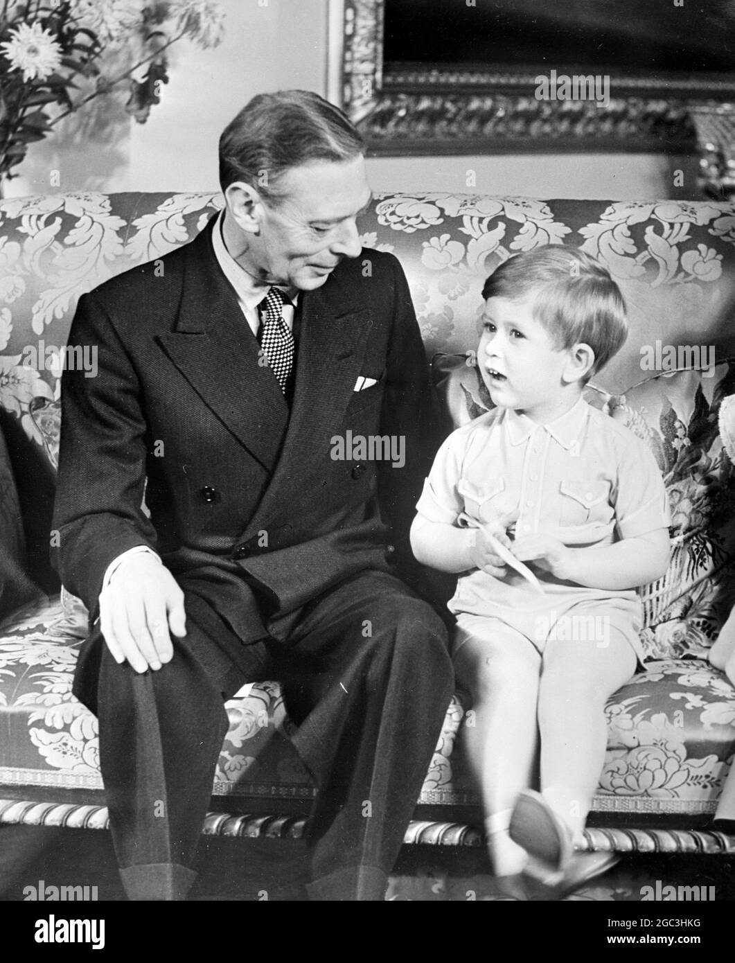 Buckingham Palace, London Prinz Charles zu seinem dritten Geburtstag der König nach seiner schweren Krankheit mit Prinz Charles . 14. November 1951 Stockfoto