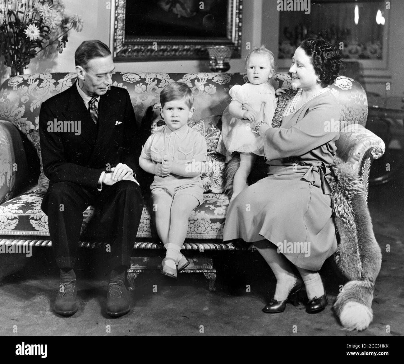 Buckingham Palace London Prinz Charles zu seinem dritten Geburtstag der König nach seiner schweren Krankheit, Prinz Charles & Prinzessin Anne und die Königin 14. November 1951 Stockfoto