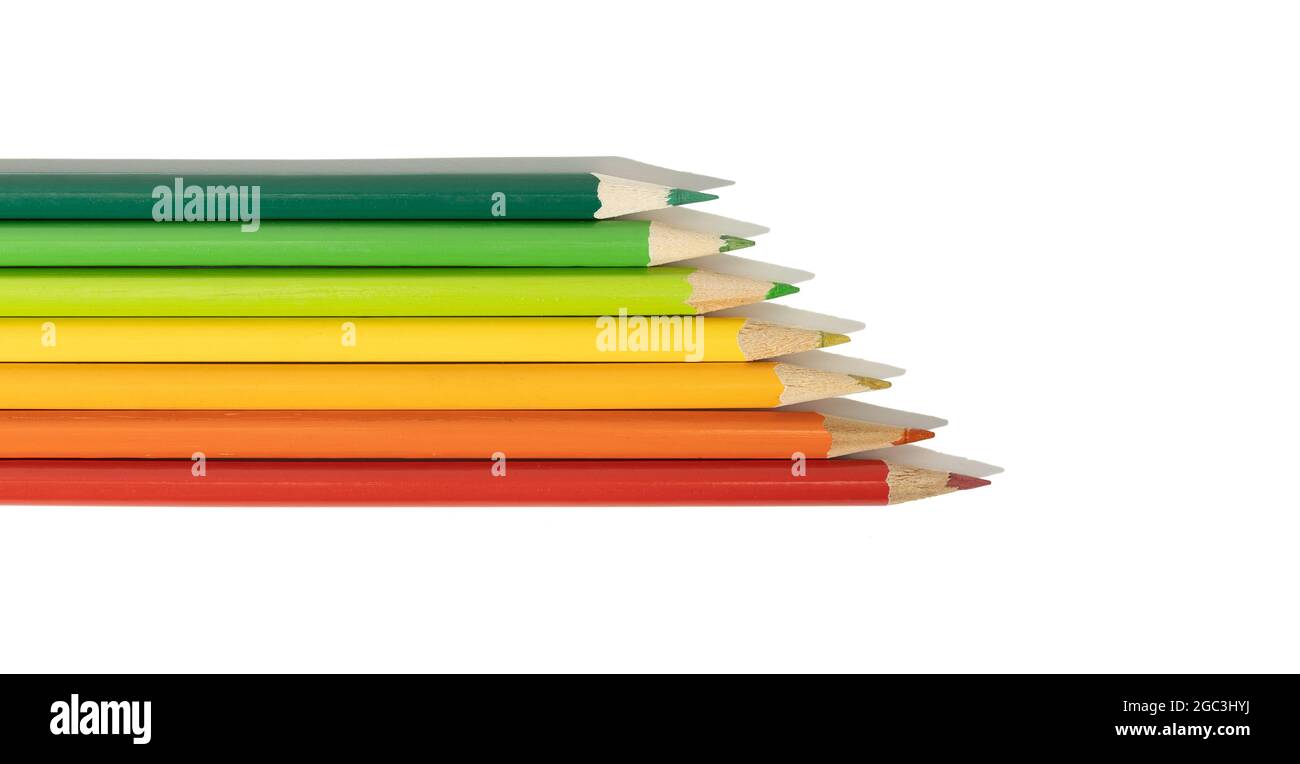 Kreatives Bewertungsschema für Energieeffizienz. Bunte Buntstifte auf weißem Hintergrund Stockfoto
