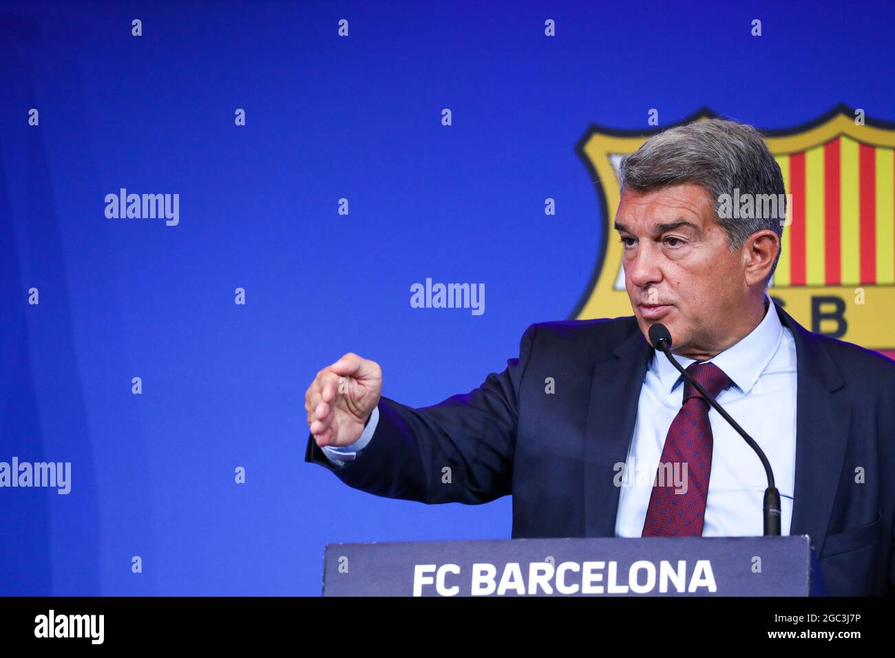 Barcelona, Spanien. August 2021. Joan Laporta, Clubpräsidentin des FC Barcelona, reagiert auf eine Pressekonferenz am 6. August 2021 in Barcelona, Spanien. Joan Laporta erklärte am Freitag die Entscheidung des Clubs, seine 21-jährige Beziehung mit Lionel Messi zu beenden und die Gespräche über einen neuen Vertrag zu beenden. Quelle: Joan Gosa/Xinhua/Alamy Live News Stockfoto