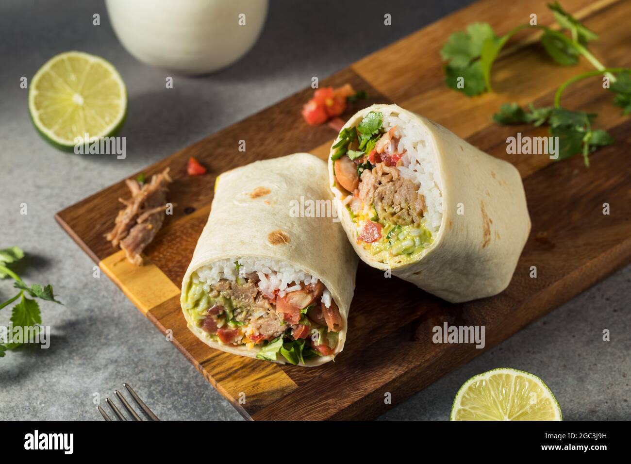 Gesunde hausgemachte Carnitas Pork Burrito mit Reisfilet und Guacamole Stockfoto