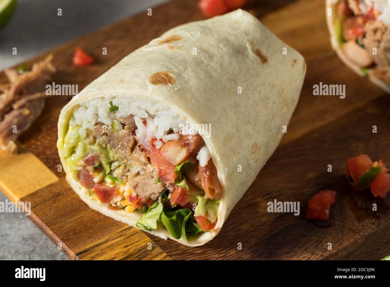 Gesunde hausgemachte Carnitas Pork Burrito mit Reisfilet und Guacamole Stockfoto