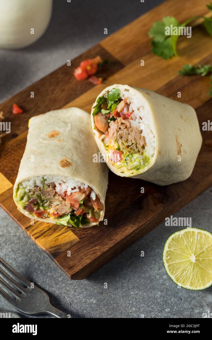 Gesunde hausgemachte Carnitas Pork Burrito mit Reisfilet und Guacamole Stockfoto