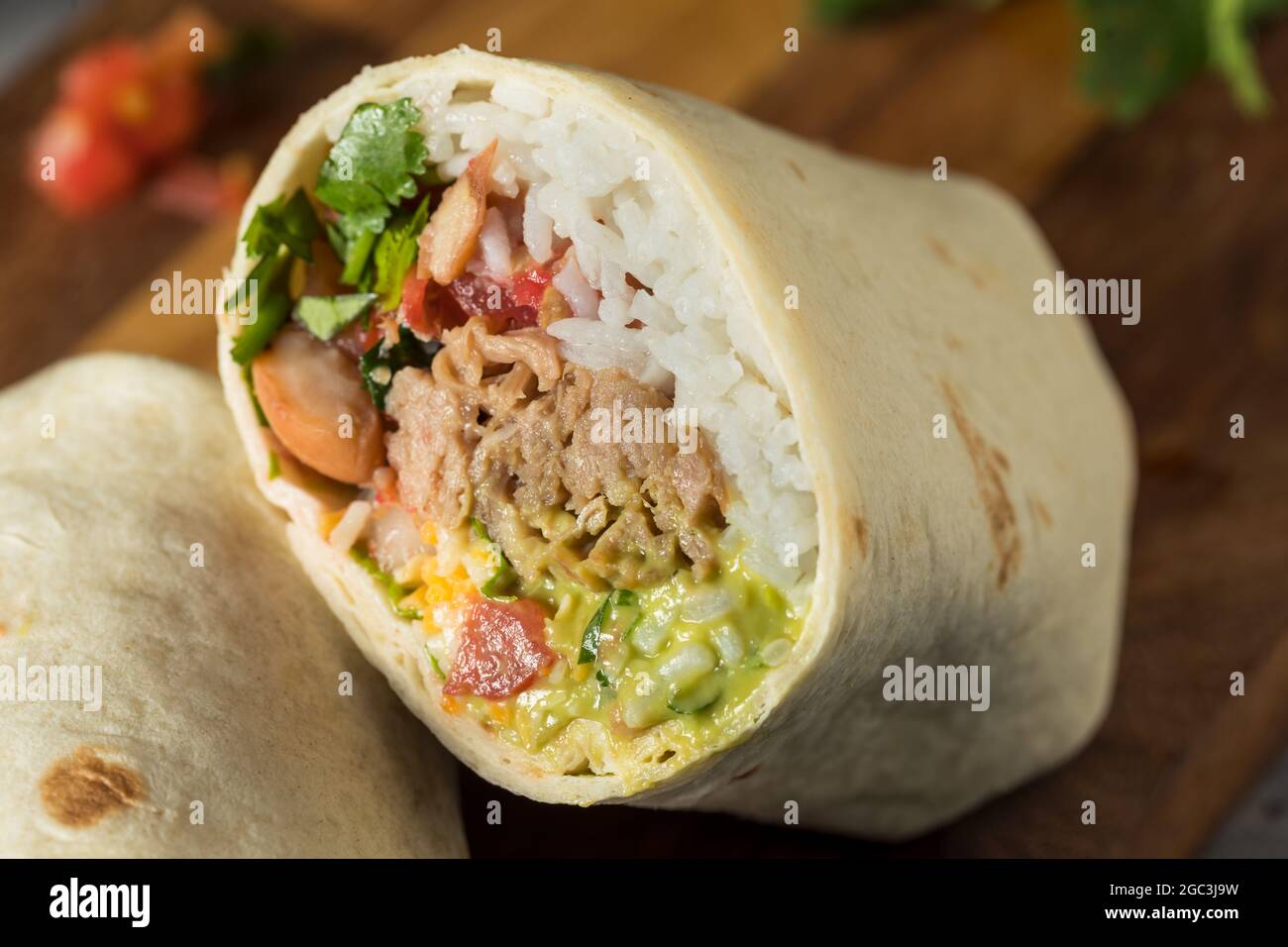 Gesunde hausgemachte Carnitas Pork Burrito mit Reisfilet und Guacamole Stockfoto