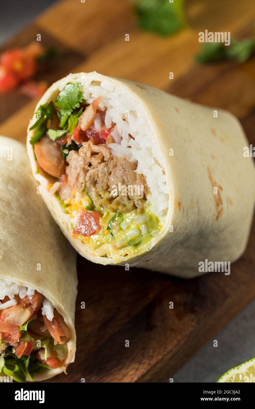Gesunde hausgemachte Carnitas Pork Burrito mit Reisfilet und Guacamole Stockfoto