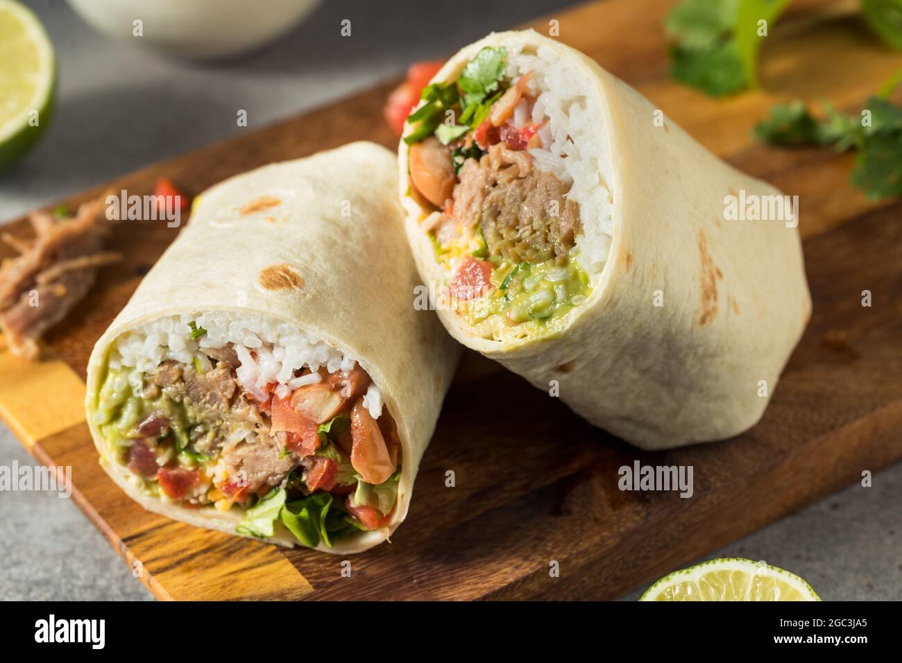 Gesunde hausgemachte Carnitas Pork Burrito mit Reisfilet und Guacamole Stockfoto