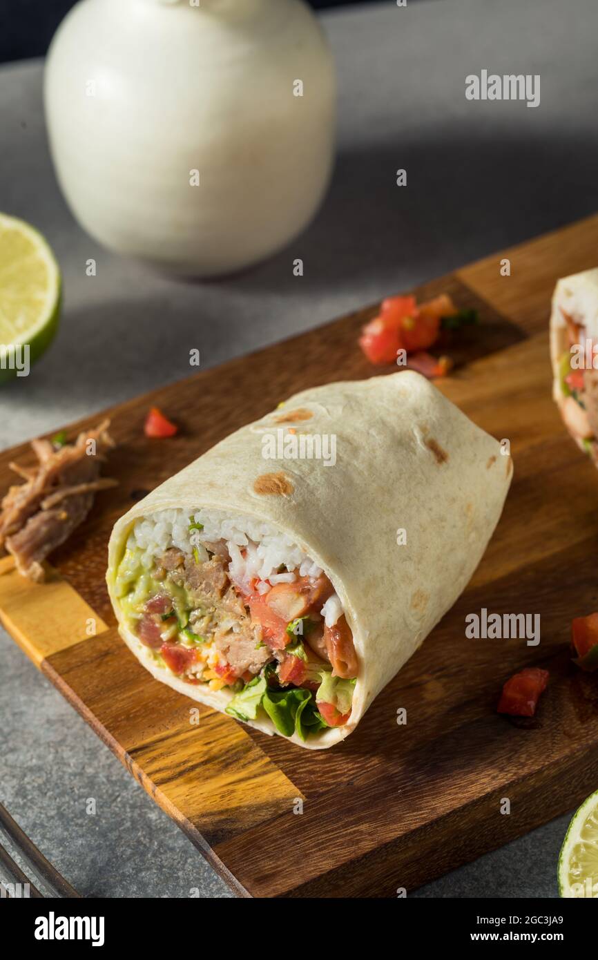 Gesunde hausgemachte Carnitas Pork Burrito mit Reisfilet und Guacamole Stockfoto