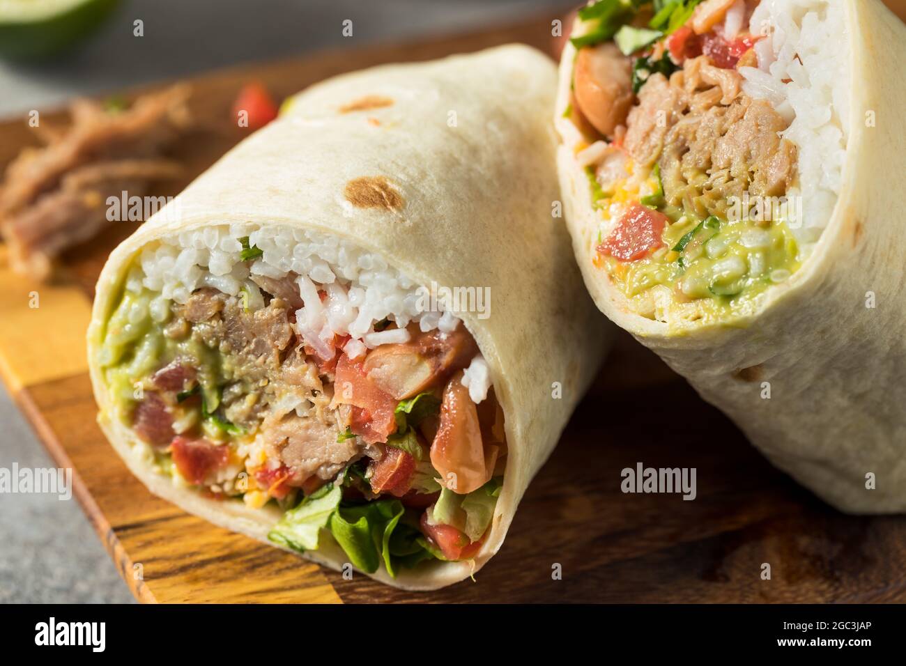 Gesunde hausgemachte Carnitas Pork Burrito mit Reisfilet und Guacamole Stockfoto