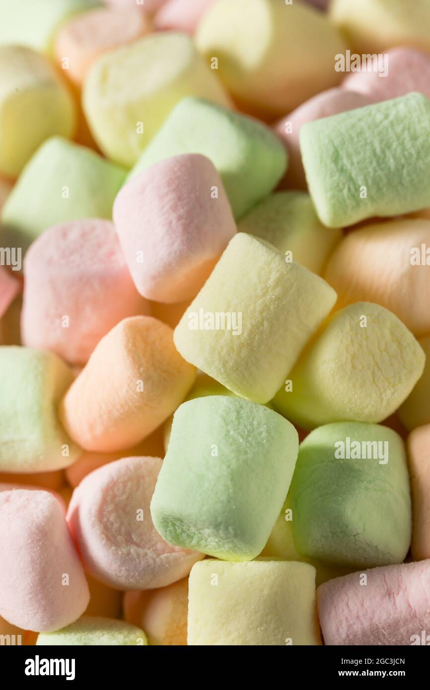 Süßer Regenbogen fruchtige Mini-Marshallows in einer Schüssel Stockfoto