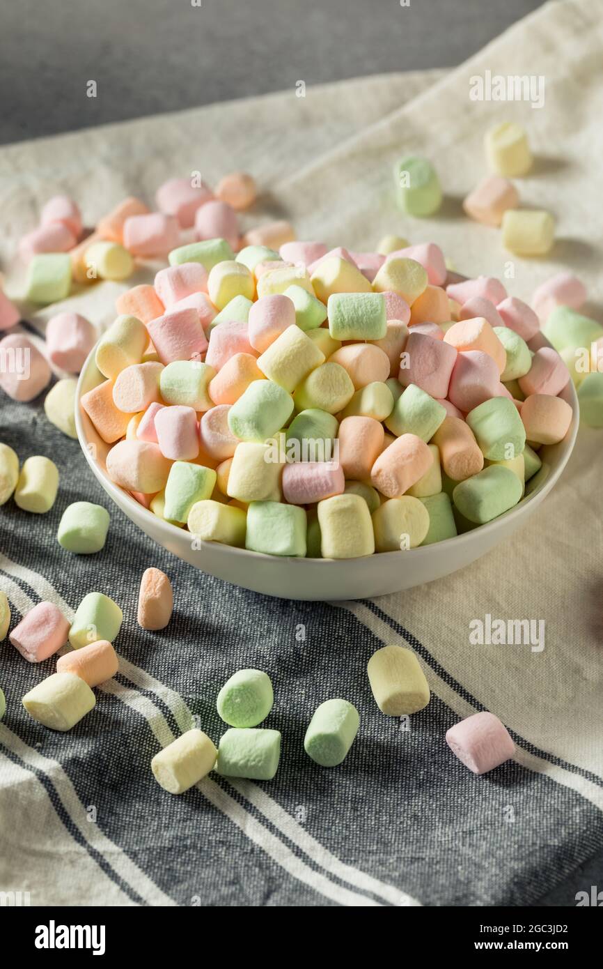 Süßer Regenbogen fruchtige Mini-Marshallows in einer Schüssel Stockfoto