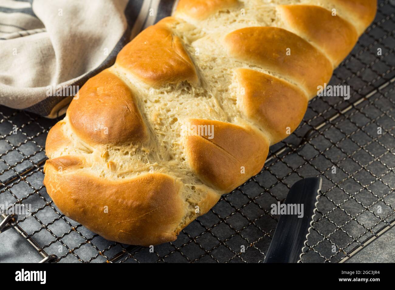 Hausgemachtes Schweizer Zopf-Brot bereit zum Essen Stockfoto