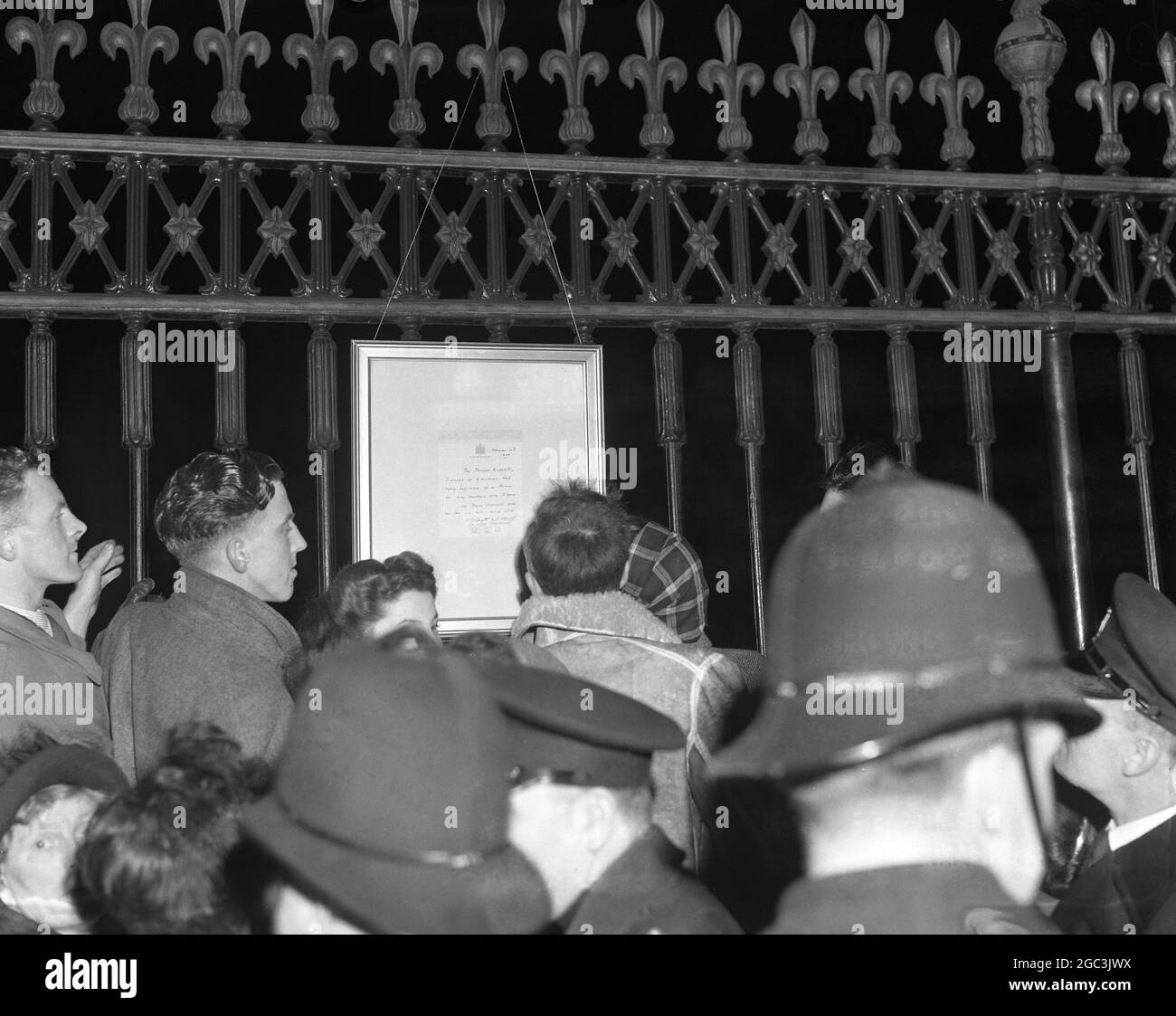 Um 9 Uhr wurde gestern Abend ein Sohn von Prinzessin Elizabeth geboren. Sowohl Prinzessin Elizabeth als auch der junge Prinz machen sich gut Fotoshows: Die offizielle Ankündigung des Buckingham Palace ist auf dem Geländer des Palastes angebracht. November 1948 Stockfoto