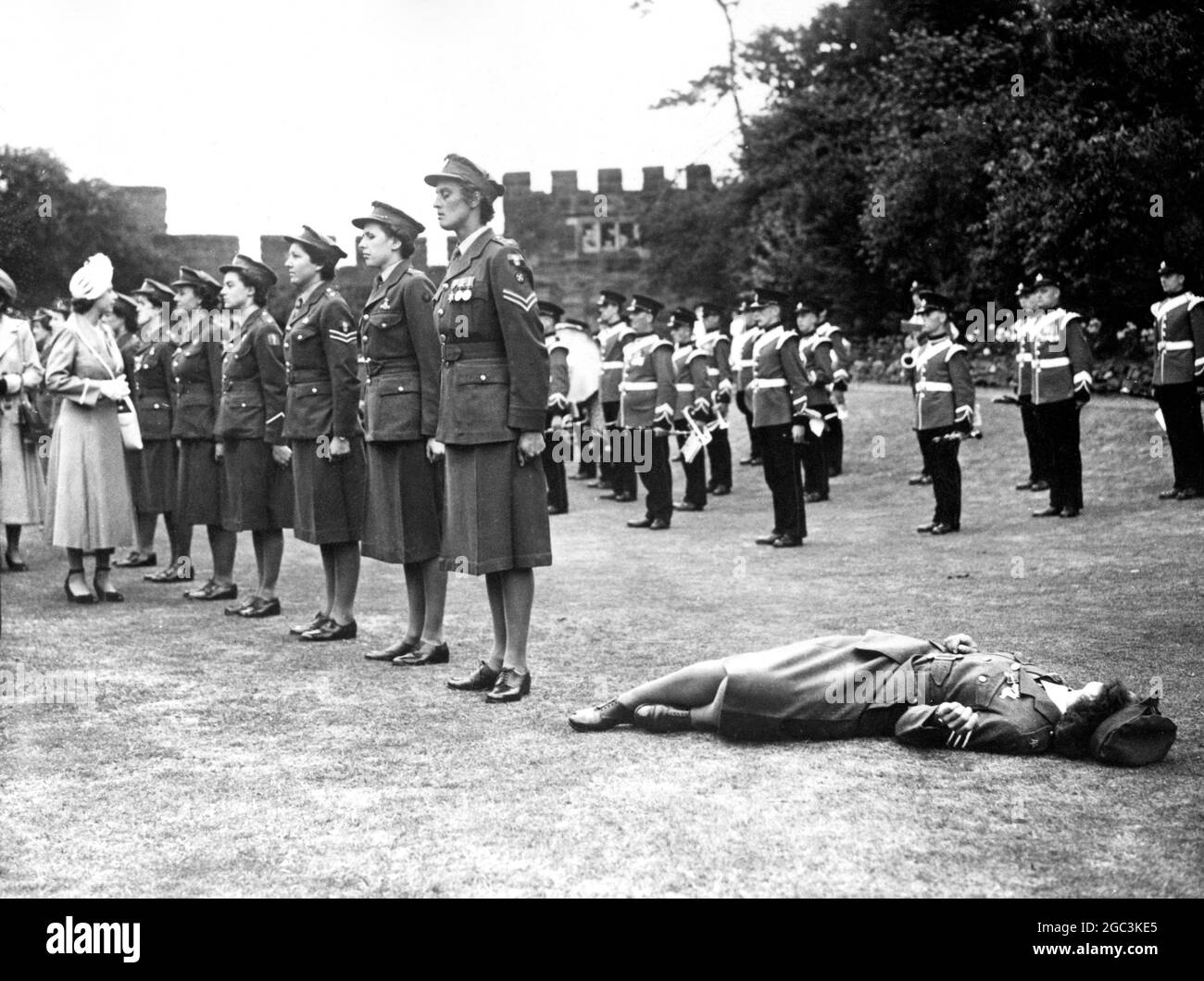 Während Prinzessin Elizabeth während ihres Besuches bei der Ausstellung der Royal Agricultural Society in Shrewsbury die WRAC Guard of Honor inspizierte, wurde ein Sergeant-Mitglied der Wache ohnmächtig, als die Prinzessin am 1949. Juli die Inspektion durchführt Stockfoto