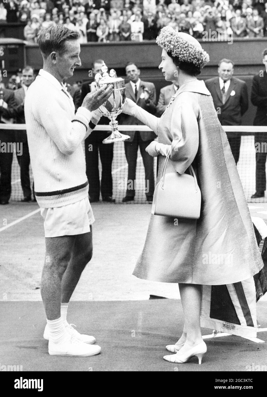 H M Queen überreicht Rod Laver aus Australien mit seiner Trophäe, nachdem er heute Nachmittag die Herren-Singles-Meisterschaft 1962 in Wimbledon gewonnen hat. Laver beendete den Grand Slam zuletzt erreicht von Donald Budge im Jahr 1938, die australische, französische, Wimbledon und United States Championships. Der australische Mulligan kämpfte tapfer, aber Laver stürmte am 6-2 6-2 6-1 6. Juli 1962 zum Sieg Stockfoto