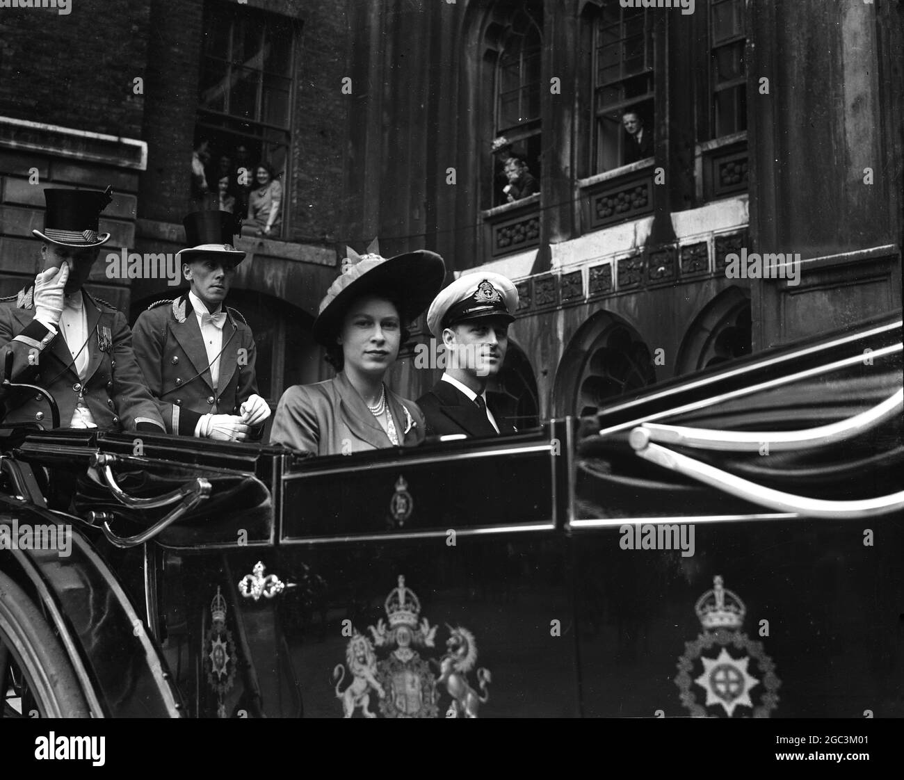 Prinzessin Elizabeth begleitet vom Herzog von Edinburgh in einer halbstaatlichen Fahrt durch die City of London zur Guildhall, wo der Herzog die Freiheit der Stadt erhielt. Die Gäste wurden vom Oberbürgermeister Sir Frederick Wells empfangen. Foto zeigt; Prinzessin Elizabeth und der Herzog von Edinburgh gesehen Verlassen der Guildhall nach der Zeremonie. Juni 1948 Stockfoto