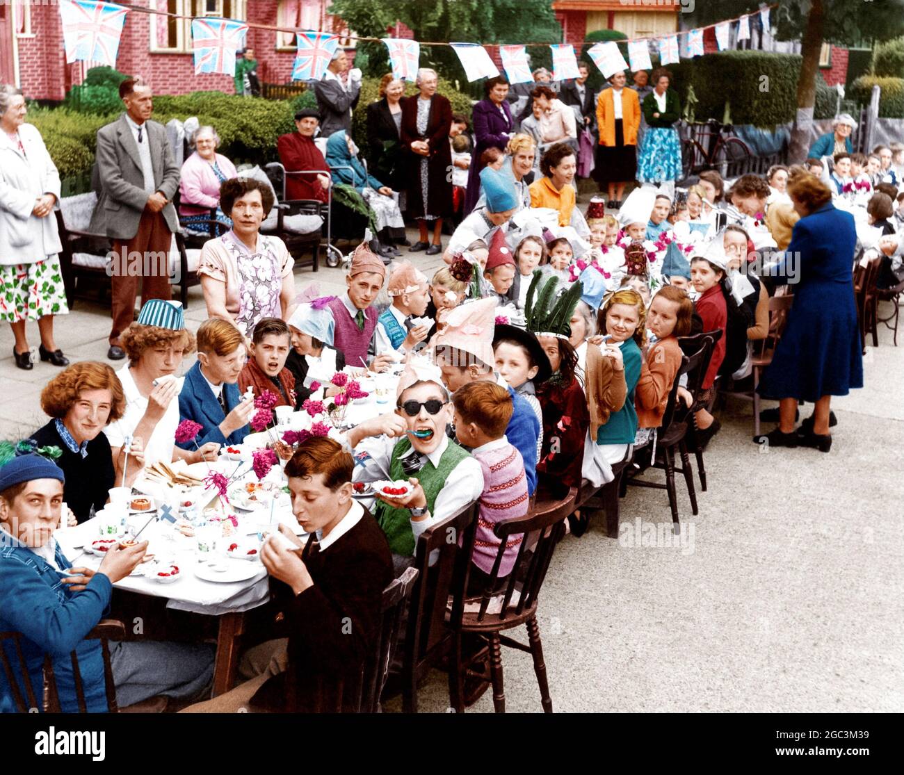 Krönung - Kinder, die eine Straßenparty feiern. Norfolk Crescent, Sidcup-Fotograf: John Topham koloriert aus dem Original-Schwarz-Weiß-Bild 2. Juni 1953 Stockfoto