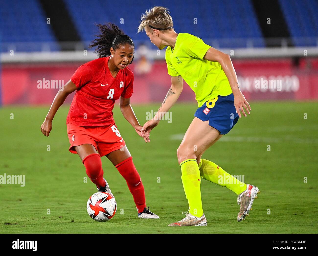 Yokohama, Japan. August 2021. Lina Hurtig (R) aus Schweden lebt mit Jayde Riviere aus Kanada während des Fußballfinales der Frauen zwischen Schweden und Kanada bei den Olympischen Spielen in Tokio 2020 in Yokohama, Japan, am 6. August 2021. Quelle: Lu Yang/Xinhua/Alamy Live News Stockfoto