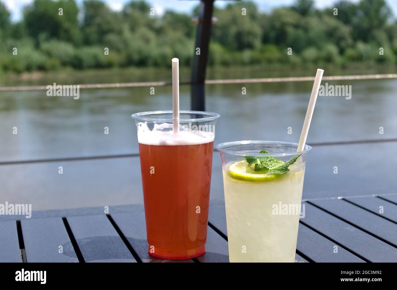 Limonade alkoholfreie Getränke am Fluss Stockfoto