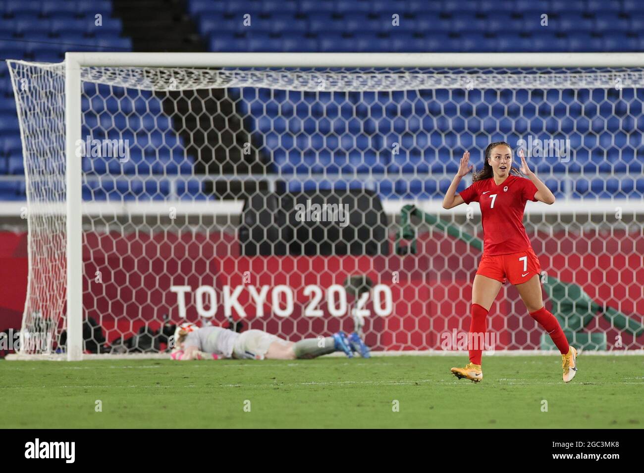 Yokohama, Japan. August 2021. Julia Grosso aus Kanada feiert, nachdem sie bei den Olympischen Spielen 2020 in Tokio in Yokohama, Japan, am 6. August 2021 die Strafe für das Frauenfußballfinale zwischen Schweden und Kanada gewonnen hat. Quelle: Jia Haocheng/Xinhua/Alamy Live News Stockfoto