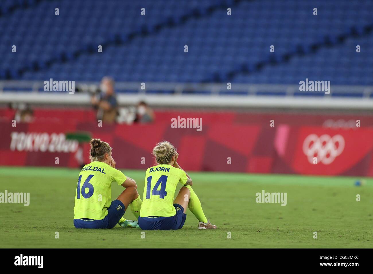 Yokohama, Japan. August 2021. Filippa Angeldal (L) und Nathalie Bjorn aus Schweden reagieren nach dem Frauenfußballfinale zwischen Schweden und Kanada bei den Olympischen Spielen 2020 in Tokio in Yokohama, Japan, am 6. August 2021. Quelle: Jia Haocheng/Xinhua/Alamy Live News Stockfoto